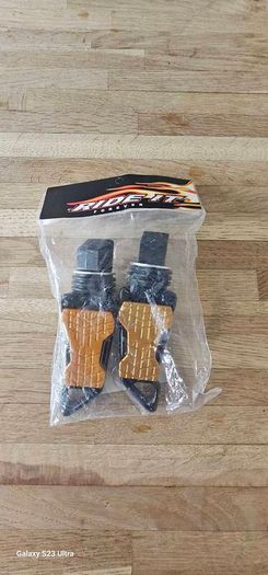 Footrest pegs