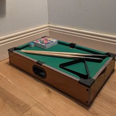 Mini pool table