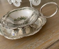 Beautiful ShabbyChic Vintage Tea/Teabag Holder Strainer