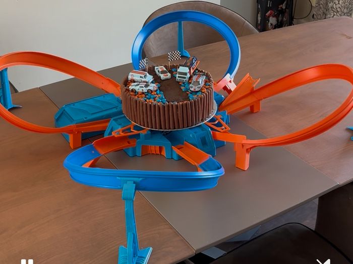 Hot wheels criss cross crash track