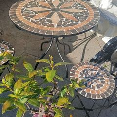 garden table and chairs