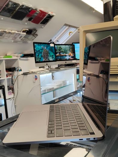 MacBook Pro 13.3" Touch Bar A1706 2017 3.5GHz Intel i7 | 500GB SSD | 16GB Memory macOS Ventura (Iris Plus Graphics 650 1536 MB) Battery Cycle: 131