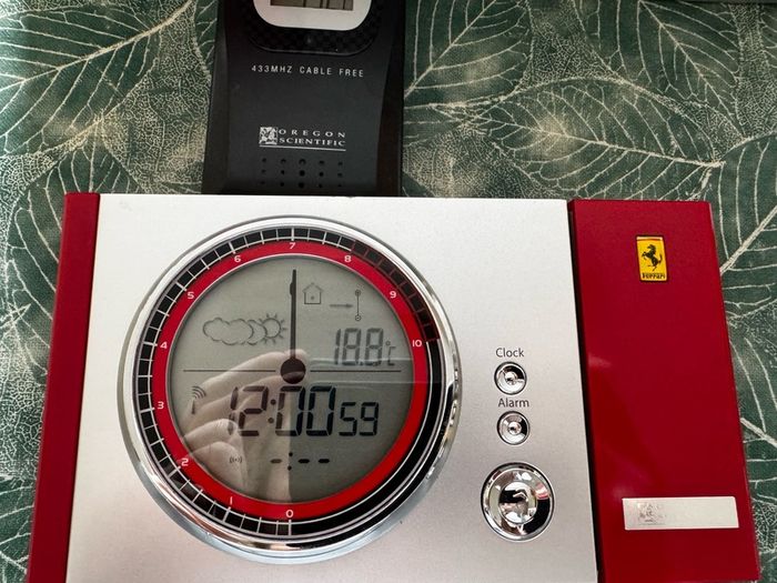 Oregon Scientific Ferrari Maranello FSP-301 projection alarm/weather clock