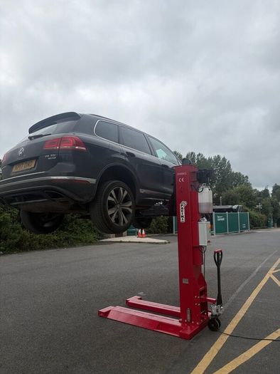 Single post car lifts brand new Pacini brand