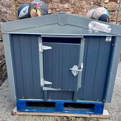 Insulated dog kennel