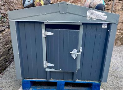 Insulated dog kennel
