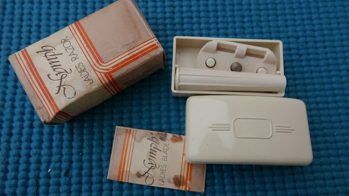 Vintage 1950 NYMPH Ladies Travel Razor  Bakelite + Original Case and box