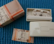 Vintage 1950 NYMPH Ladies Travel Razor  Bakelite + Original Case and box