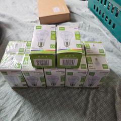 12 new E27 100W incandescent bulbs unused and boxed