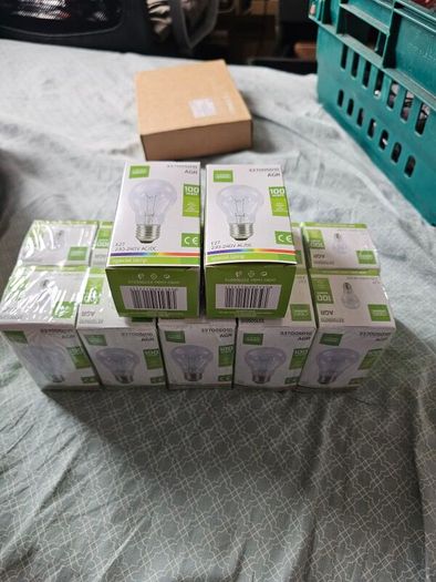 12 new E27 100W incandescent bulbs unused and boxed