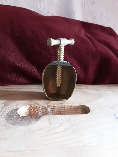 brass nut nut cracker, ideal for parties