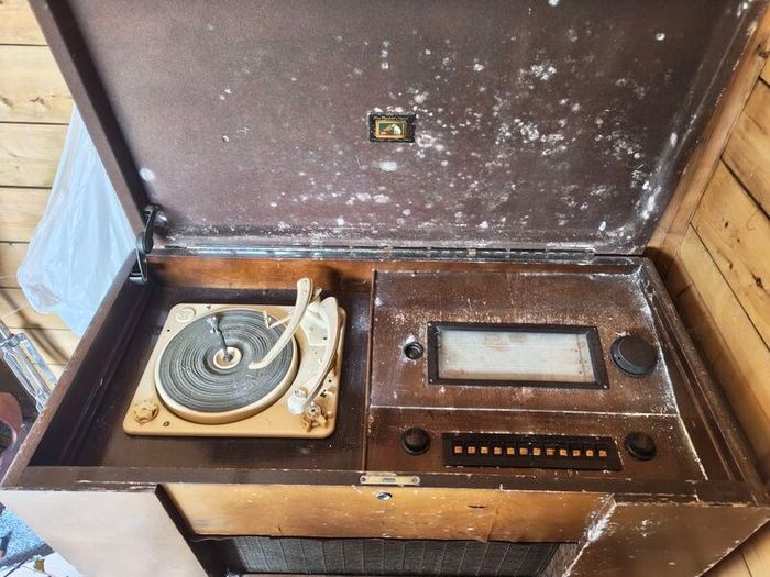 old record player/radio