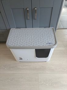 Cat litter tray / house