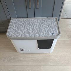 Cat litter tray / house