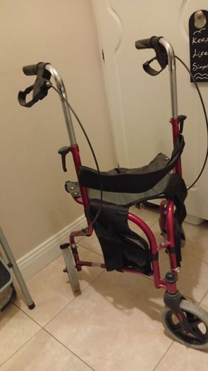 Rollator - 3 wheels with a seat