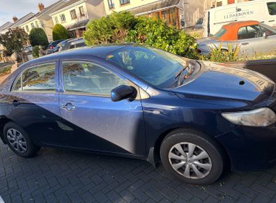 motor Toyota Corolla Saloon