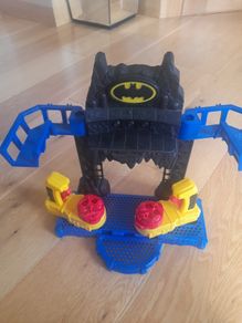 Imaginext Fighting Batcave with Superman figure