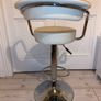 Swivel height adjustable make up chair Image 4