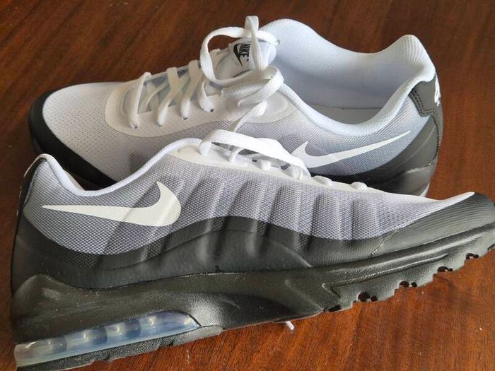 Nike Men's Air Max Invigor sneakers