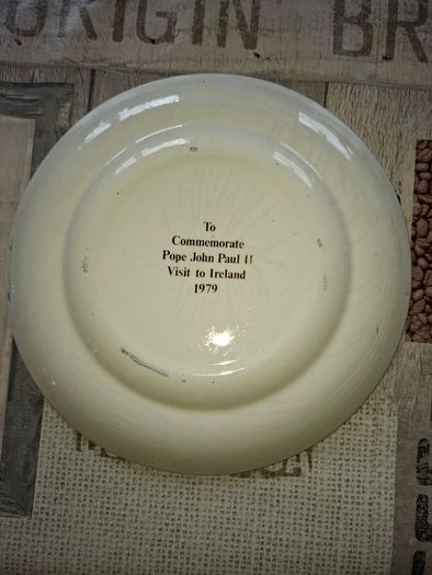 Collectors Plate Pope John Paul II commemorating his visit to Ireland in 1979, no chips or cracks, Postal Available or Collection