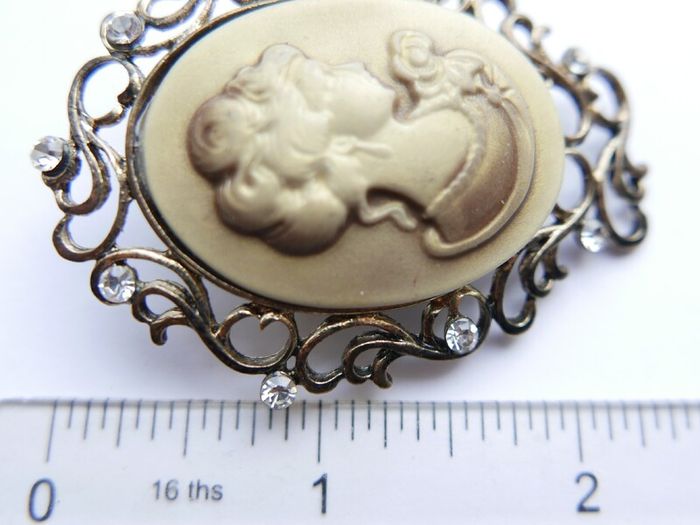 Vintage Cameo Brooch