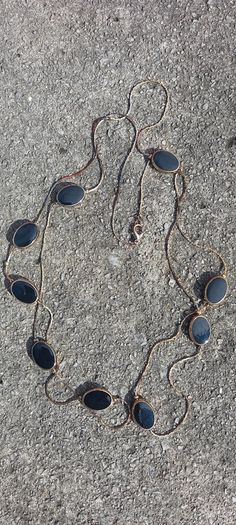 Vintage jewelry is sold individually for 5 to 10 euros.