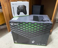 Xbox X 1TB + 2 Controllers + Games