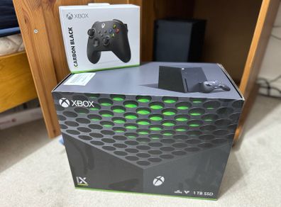 Xbox X 1TB + 2 Controllers + Games