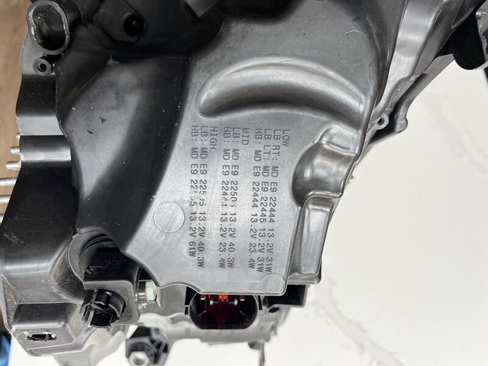 2024 Land Rover Discovery headlight