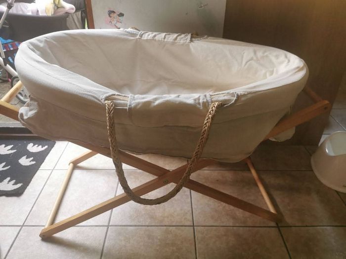 Moses basket with stand