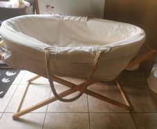 Moses basket with stand