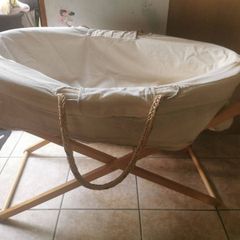 Moses basket with stand