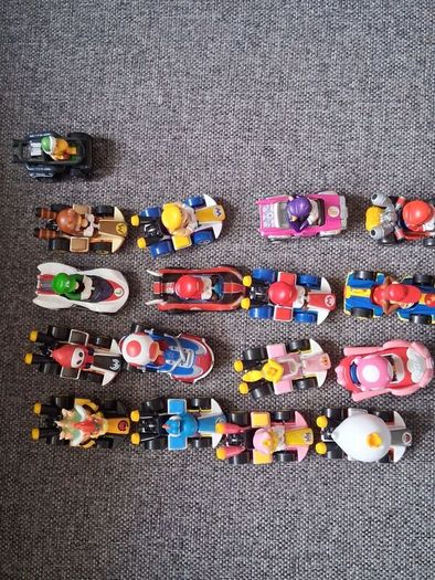 Mariokart hot wheels track and 17 cars