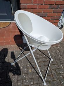 Shnuggle bath with stand
