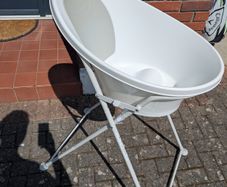 Shnuggle bath with stand