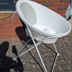 Shnuggle bath with stand