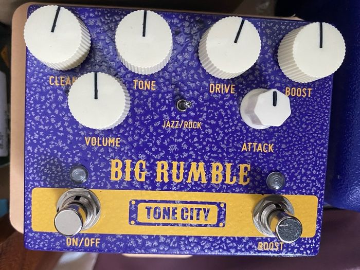 Guitar effects pedals (AKAI Tonecity)