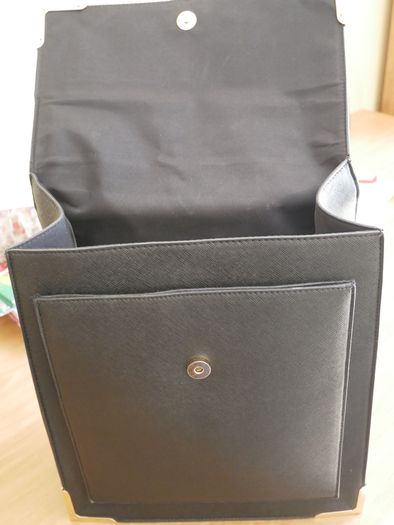 Ladies black synthetic bag.