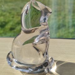Crystal figurine of a cat in a sitting position