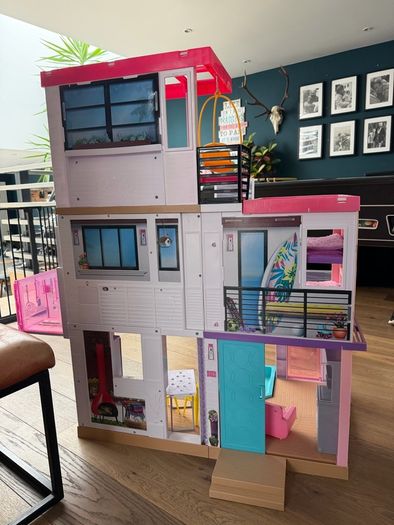 Barbies Dream house GRG93 three story dollhouse