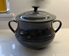 le creuset large bean/soup pot