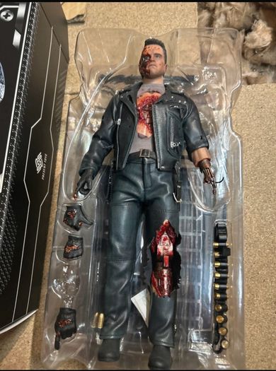 Present toys future warrior battle damaged edition like hot toys