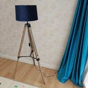 Tripod lamp