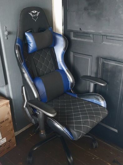 gaming desk and chair