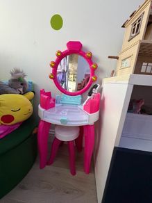 Barbie Makeup Table