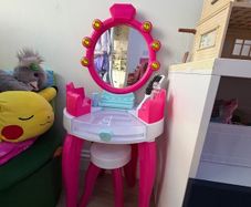 Barbie Makeup Table