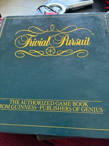 Vintage Trivial Pursuit Guinness Game Book-1986