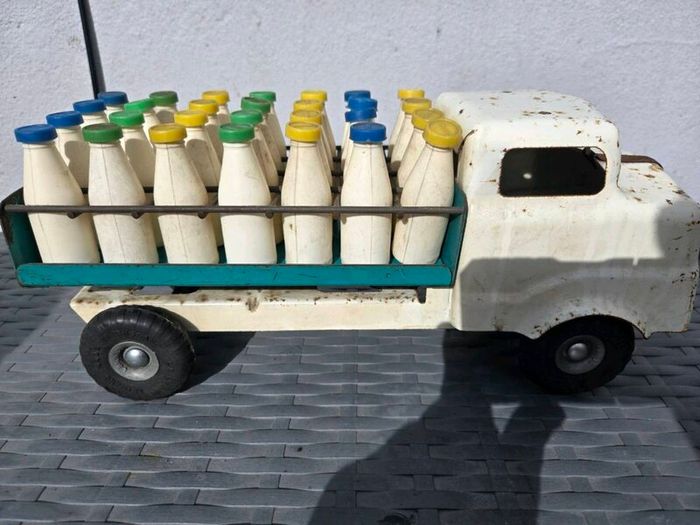 1950s Triang Milk Truck + Original bottles