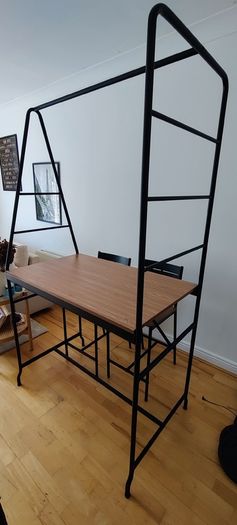 Island Table and Chairs