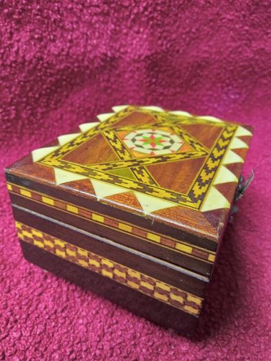 Vintage Musical Jewellery / Trinket Box